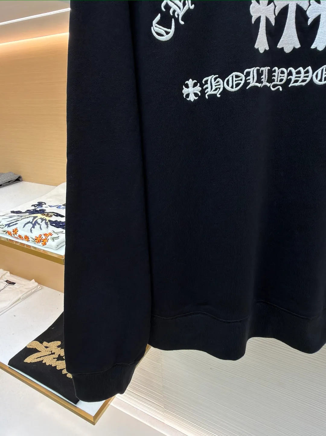 Chrome Hearts cross embroidery sweatshirt ●Original version: 12,000 purchased and developed ●Item number: 1681740-A75 ●Fabric: Korean cotton and linen sweatshirt fabric ●Technology: embroidery production ●Color: black ●Version: fitted version ●Weight: about 690 grams ●Size: S-M-L-XL ●Description: This Crouch sweetheart sweatshirt is made of 32-count double-ply combed cotton blend fabric, which has been pre-shrunk and feels soft and waxy and not easy to pill. The neckline is made of three-needle rib stitching + inner lining to enhance wearability; the sleeve shoulders are made of raglan overlocking technology, allowing movement without any sense of restriction. The front pattern is presented with three-dimensional silver thread embroidery: the letters are "arc-shaped misaligned embroidery", and the superposition of the cross is "raw edge distressed". The embroidery thread tension is even, and the stitch density reaches 18 stitches per square centimeter, restoring the brand's iconic retro texture. The cuffs and hem are ribbed with the same material, and the inner seam stitching is arranged at an equal distance of 0.3cm. The details reflect high-end ready-to-wear standards. The overall wiring is straight and delicate, the fabric is comfortable and soft, and the color is consistent without color difference. It can be matched with the same style to create a fashionable look and control various occasions. Customized accessories, complete with three standards, same style for men and women!